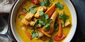 Binnen 30 minuten op tafel: romige curryssoep met paprika en kruidige kip die je verwarmt!