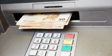 Spanje slaat compleet door: contant geld opnemen wordt straks als misdaad gezien