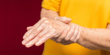 Wakker worden met tintelende handen? Dit is waarom je dat nooit mag negeren