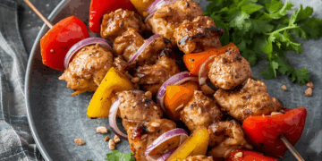 Heerlijk avondeten: kip shaslicks met rode en gele paprika, klaar in 20 minuten
