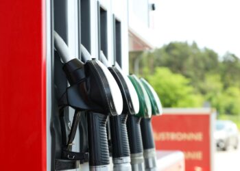 Op weg naar Duitsland? Trap niet in de val van spotgoedkope, schadelijke diesel