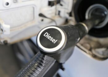 Op weg naar Duitsland? Trap niet in de val van spotgoedkope, schadelijke diesel