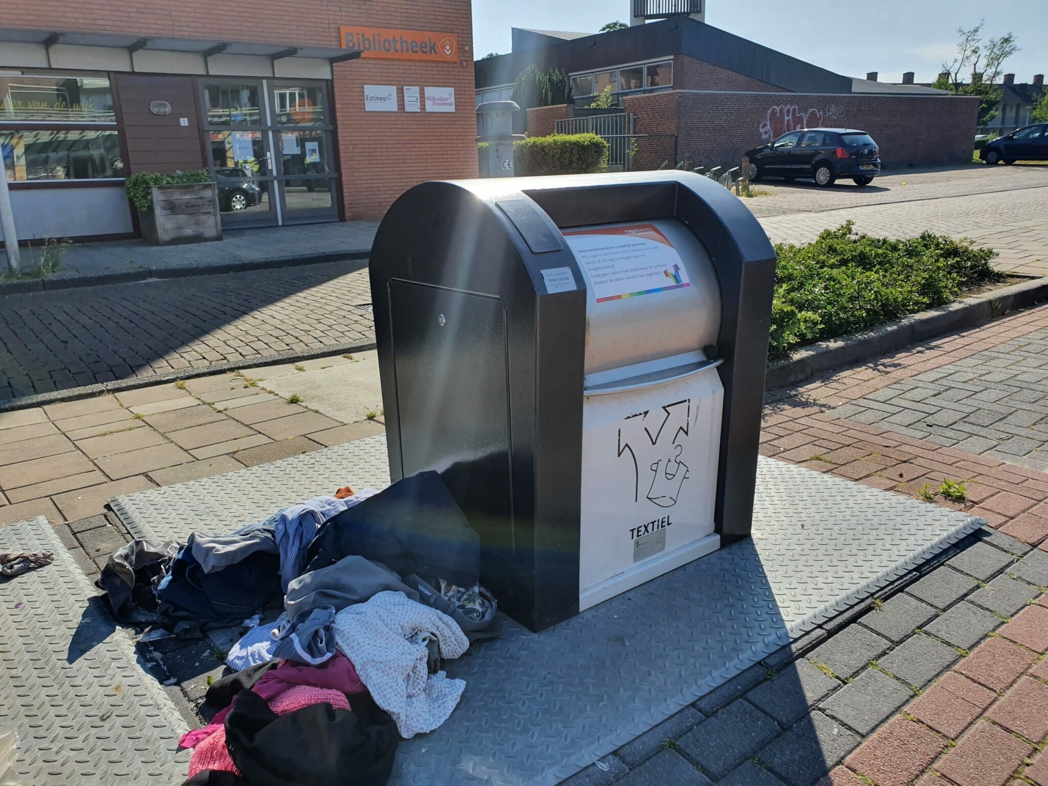 Gooi jij je oude kleren ook in de textielbak? Dit is waarom je dat beter niet kunt doen