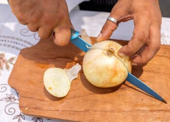 Dit is echt het enige trucje waardoor jij uien kunt snijden zonder tranen