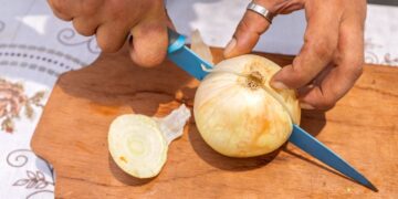 Dit is echt het enige trucje waardoor jij uien kunt snijden zonder tranen