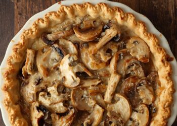 Deze winterse vol-au-vent taart met kip en champignons zet je binnen 30 minuten op tafel!