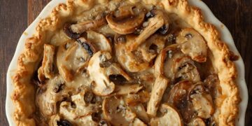 Deze winterse vol-au-vent taart met kip en champignons zet je binnen 30 minuten op tafel!