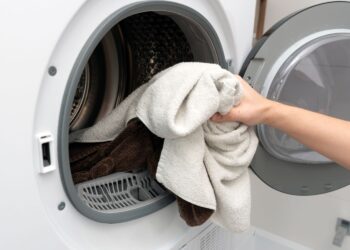 Handdoeken blijven muf ruiken na het wassen? Dit ene trucje verandert alles!