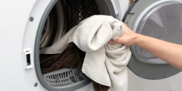 Handdoeken blijven muf ruiken na het wassen? Dit ene trucje verandert alles!