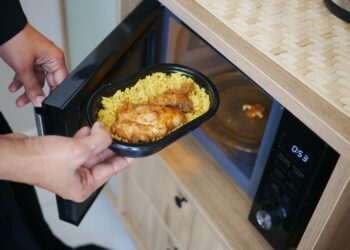 Deze 12 producten mag je écht nooit in de magnetron opwarmen – nummer 9 doet bijna iedereen fout