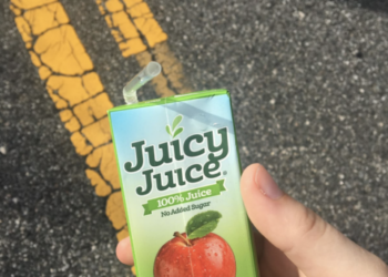 Opmerking van meester over pakje appelsap maakt moeder woedend: “Sinds wanneer is dit fout?”