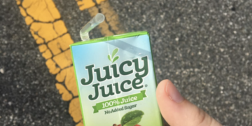 Opmerking van meester over pakje appelsap maakt moeder woedend: “Sinds wanneer is dit fout?”