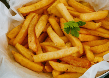 Iedereen praat erover: zóveel betaal je nu voor een normale portie friet bij de cafetaria