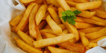 Iedereen praat erover: zóveel betaal je nu voor een normale portie friet bij de cafetaria