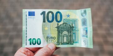 Winkels weigeren Yvette (42) en haar 100-eurobiljet: waarom wil niemand haar geld aannemen?