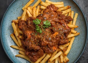 Maak zelf het ultieme patatje rendang: krokante friet met romige Indonesische saus