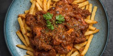 Maak zelf het ultieme patatje rendang: krokante friet met romige Indonesische saus