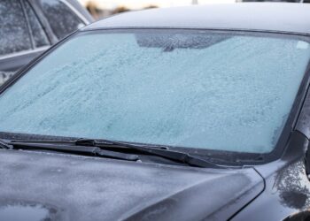 Zo ontdooi je een bevroren autoruit binnen seconden zonder gedoe!