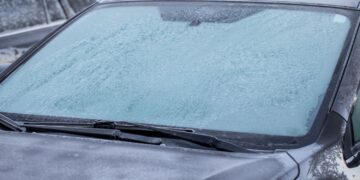 Zo ontdooi je een bevroren autoruit binnen seconden zonder gedoe!
