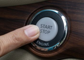 Veel automobilisten weten dit niet: zóveel brandstof bespaart het start-stop­systeem echt