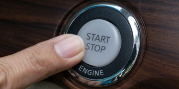 Veel automobilisten weten dit niet: zóveel brandstof bespaart het start-stop­systeem echt