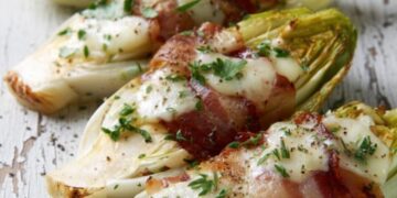 Romige ovenschotel van witlof, brie en krokant spek