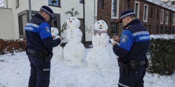 Onschuldig winterplezier? Voor een sneeuwpop kun je zomaar een boete krijgen