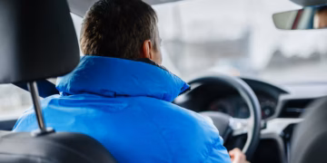 BIZAR: Zo fors is de boete voor het dragen van een winterjas in de auto