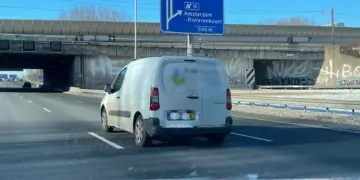 Heel het land onder de sneeuw: deze boete riskeer je met een onleesbaar kenteken in 2026