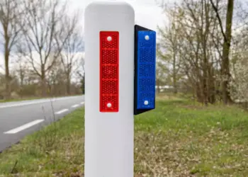 Blauwe paaltjes langs de weg: veel mensen weten niet wat ze betekenen