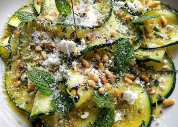 Zucchini-carpaccio met citroen, feta en pijnboompitten