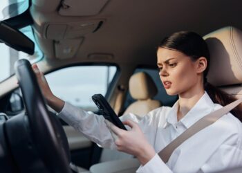 Pas op: wie zijn telefoon pakt achter het stuur in dit vakantieland kan zijn rijbewijs inleveren