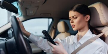 Pas op: wie zijn telefoon pakt achter het stuur in dit vakantieland kan zijn rijbewijs inleveren