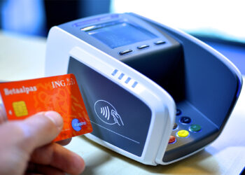 Bizar! Betaalrekeningen bij deze banken verdubbelen bijna in vier jaar