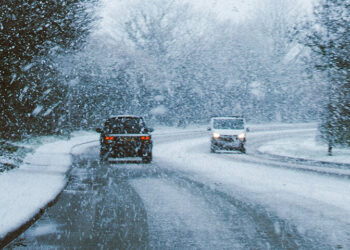 Heel het land onder de sneeuw: deze boete riskeer je met een onleesbaar kenteken in 2026