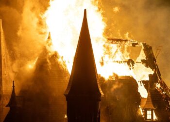 Vondelkerk volledig verwoest door vuurwerk: vlammen slaan metershoog uit gebouw