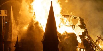 Vondelkerk volledig verwoest door vuurwerk: vlammen slaan metershoog uit gebouw