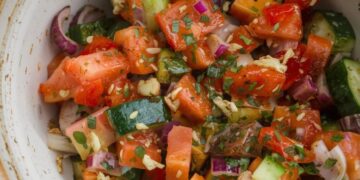 Zo maak je een authentieke pittige Turkse salade met tomaat, komkommer en kruiden