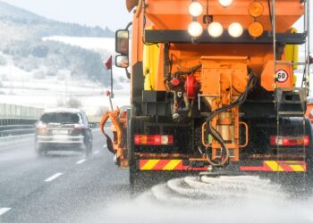 Strooizout op in meerdere gemeentes: nu wordt geëxperimenteerd met bizarre alternatieven tegen gladheid