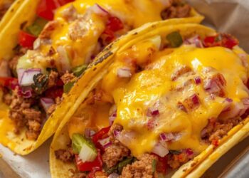 Mexicaanse avond: zelfgemaakte taco’s met paprika, ui, gehakt en gesmolten kaas