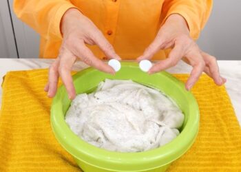 Gooi dit bij je witte was en je kleding wordt weer stralend wit ( zonder bleekmiddel )