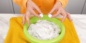 Gooi dit bij je witte was en je kleding wordt weer stralend wit ( zonder bleekmiddel )