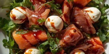 Frisse rucolasalade met meloen, ham, mozzarella en balsamicodressing