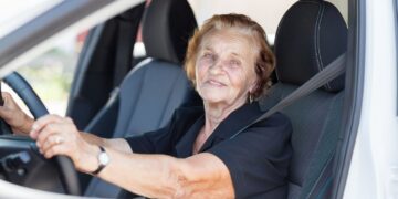 Nieuwe regels kunnen 70-plussers het rijden verbieden in dit land
