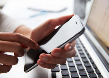 Apps horen meer dan u denkt: zo voorkomt u dat uw telefoon meeluistert