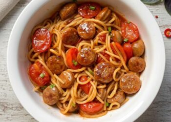 Eenpansgerecht met spaghetti, sappige Italiaanse worst, knoflook en zoete cherry-tomaten