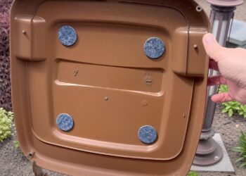 Hij plakte wat viltjes aan de binnenkant van de vuilnisbak, nu doet gelijk iedereen het!