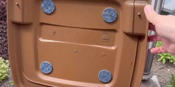 Hij plakte wat viltjes aan de binnenkant van de vuilnisbak, nu doet gelijk iedereen het!