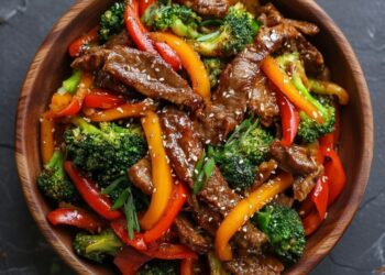 Aziatische roerbak wok met rundvlees, knoflook, gember en knapperige groenten