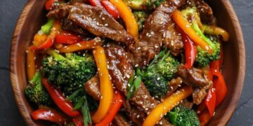 Aziatische roerbak wok met rundvlees, knoflook, gember en knapperige groenten